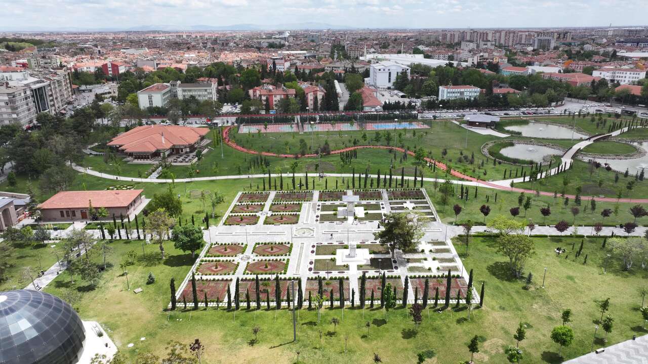 Konya’da 1 milyon 800 bin çiçek toprakla buluştu 14